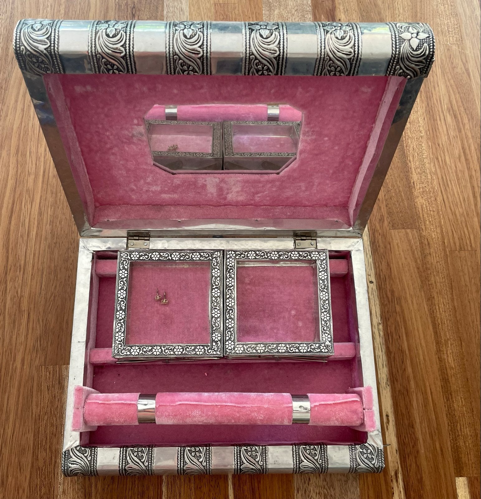 Zilverkleurige sieradendoos met roze fluwelen interieur, Gebruikt, Ophalen of Verzenden, Met spiegeltje(s), Grijs