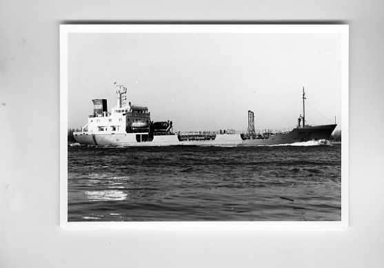 scheepvaart-foto-neeltje broere 1984, Verzamelen, Ophalen of Verzenden, Zo goed als nieuw, Motorboot, Boek of Tijdschrift