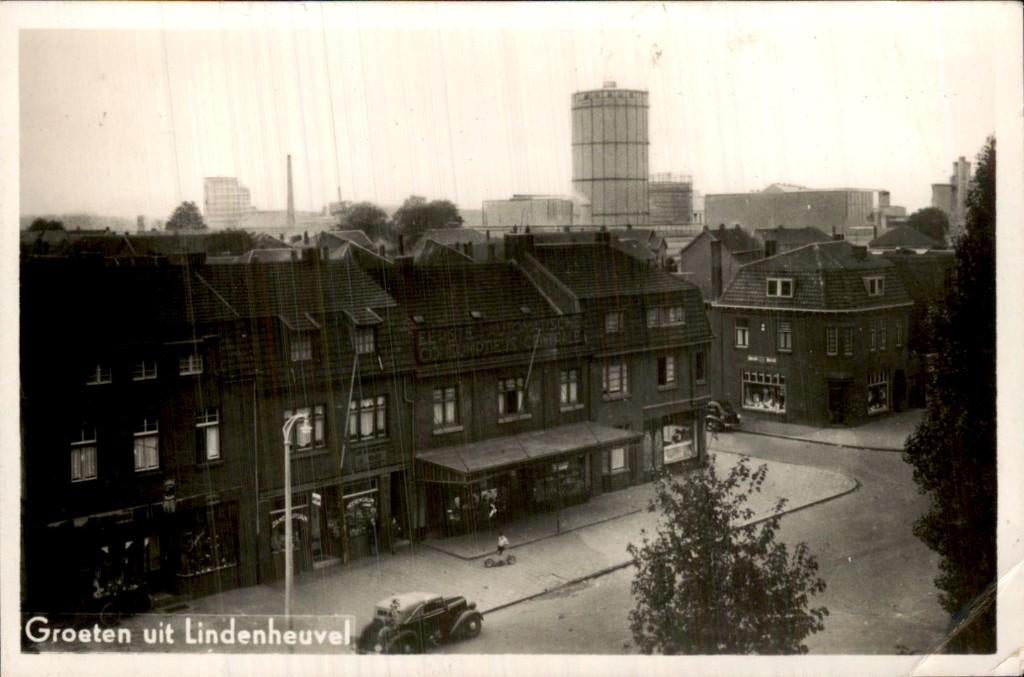 Lindenheuvel - Straatzicht - Gashouder op achtergrond, Verzamelen, Ansichtkaarten | Nederland, Ophalen of Verzenden, 1940 tot 1960