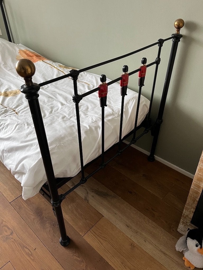 Uniek Metalen bed afkomstig uit Engeland met engelse garde, Ophalen, Industrieel/Vintage/Engels, 90 cm, Eenpersoons