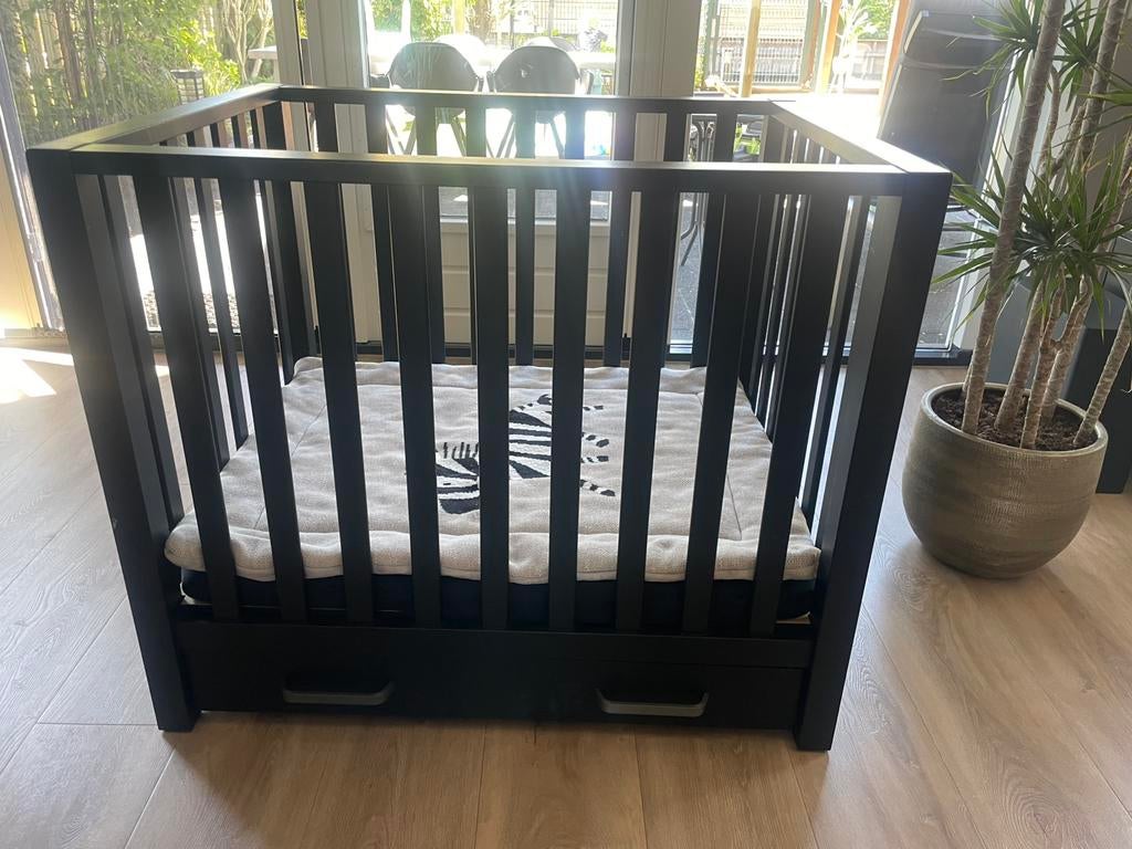 Babybox zwart met lade, boxmobiel, matras en boxkleed, Ophalen, Gebruikt, Rechthoekig, In hoogte verstelbaar