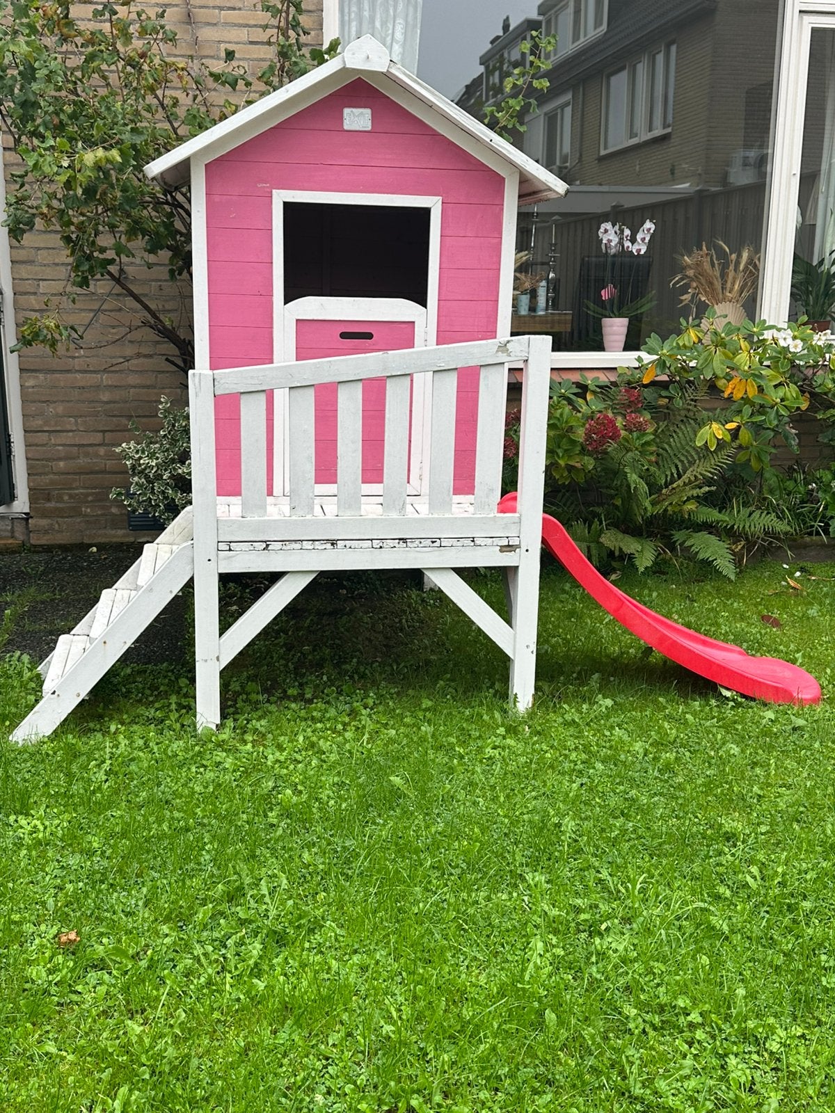 Huisje – Roze houten speelhuisje met trap en glijbaan, Ophalen, Gebruikt, Hout