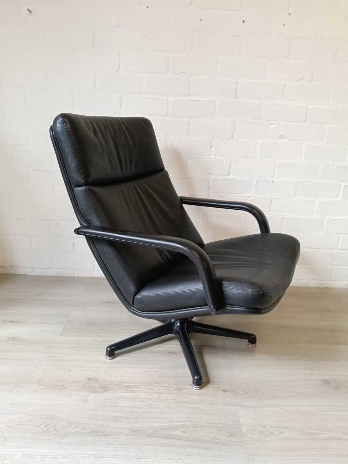 Artifort, zwarte leren fauteuil f141, Ophalen, Gebruikt, Zwart, Leer