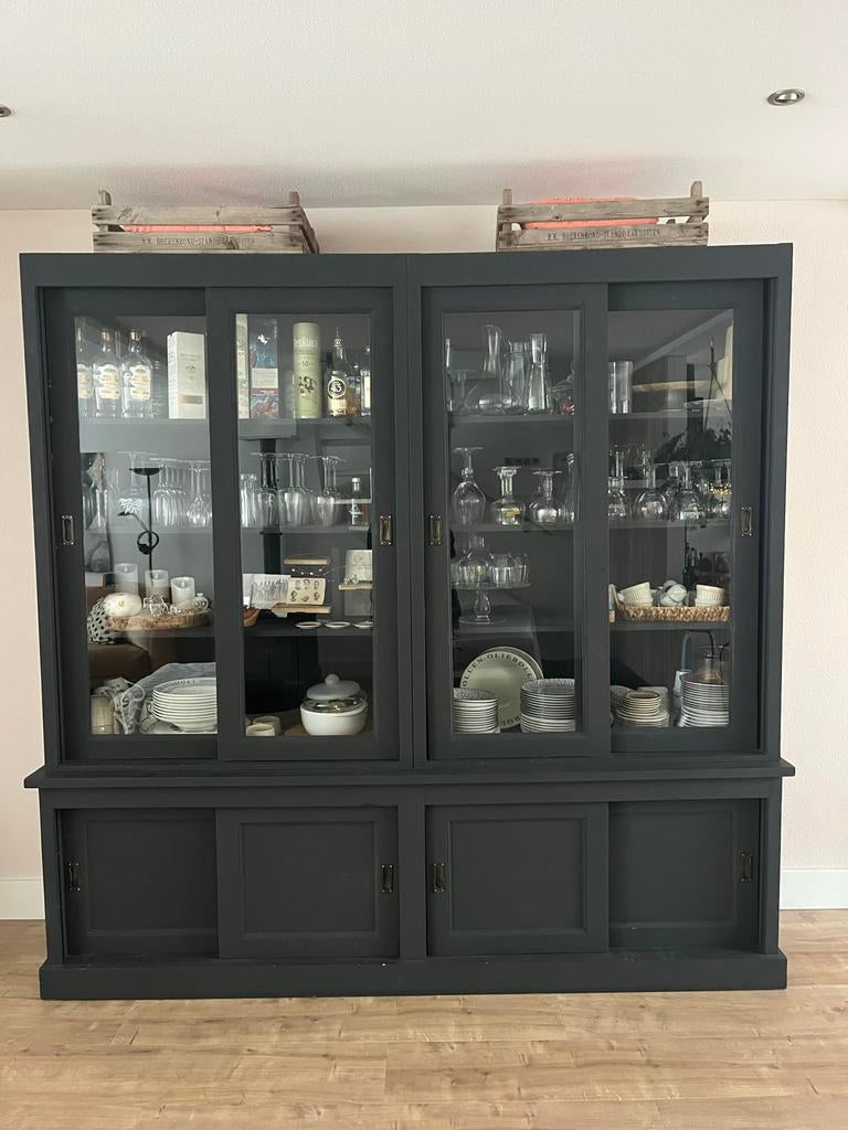 Zwart vitrine kast  met glazen schuifdeuren en krijtverf, Huis en Inrichting, Ophalen, Gebruikt, 150 tot 200 cm, Glas