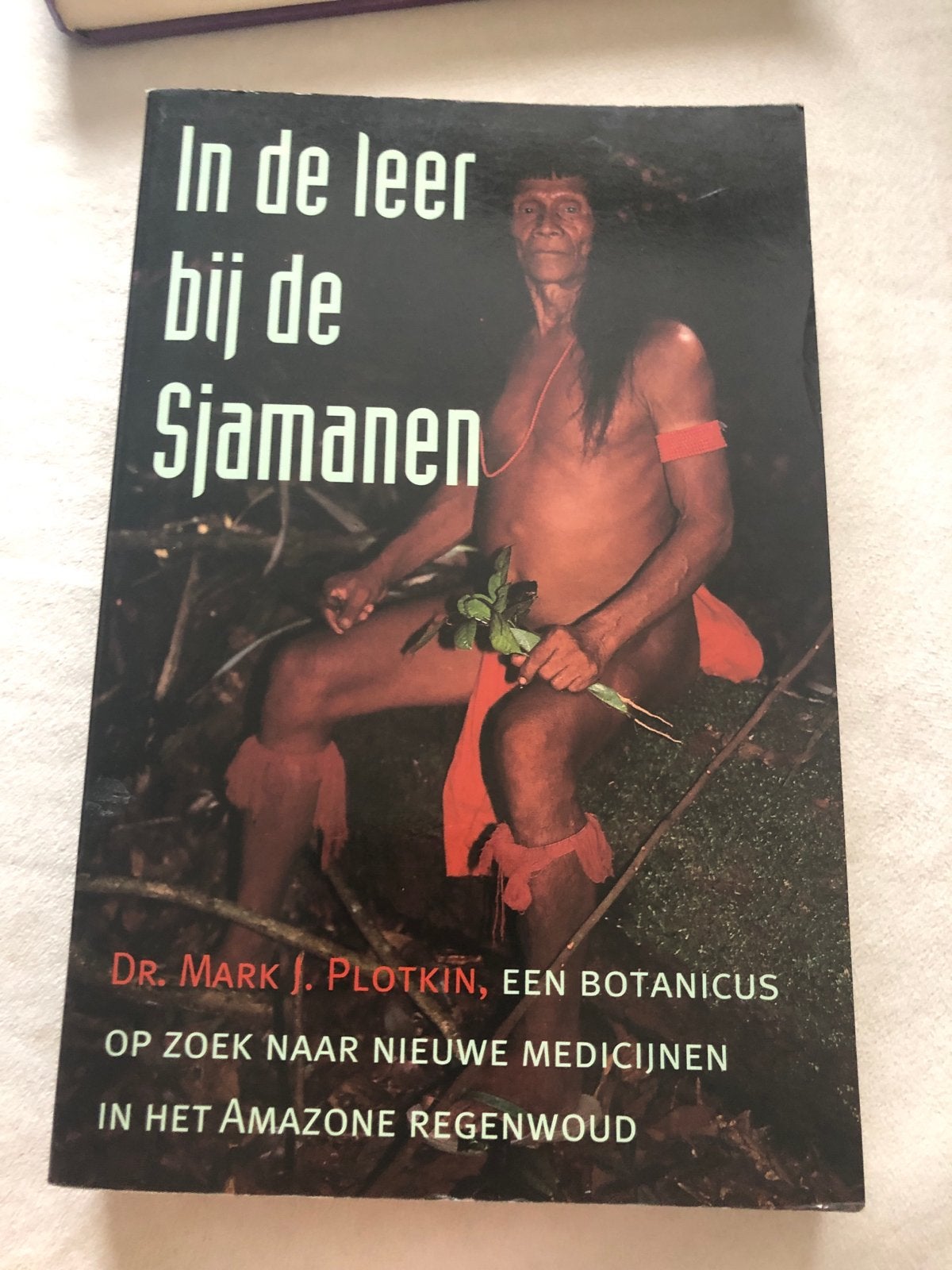 In de leer bij de Sjamanen - Dr. Mark J. Plotkin, Boeken, Ophalen of Verzenden, Gelezen, Spiritualiteit algemeen, Achtergrond en Informatie