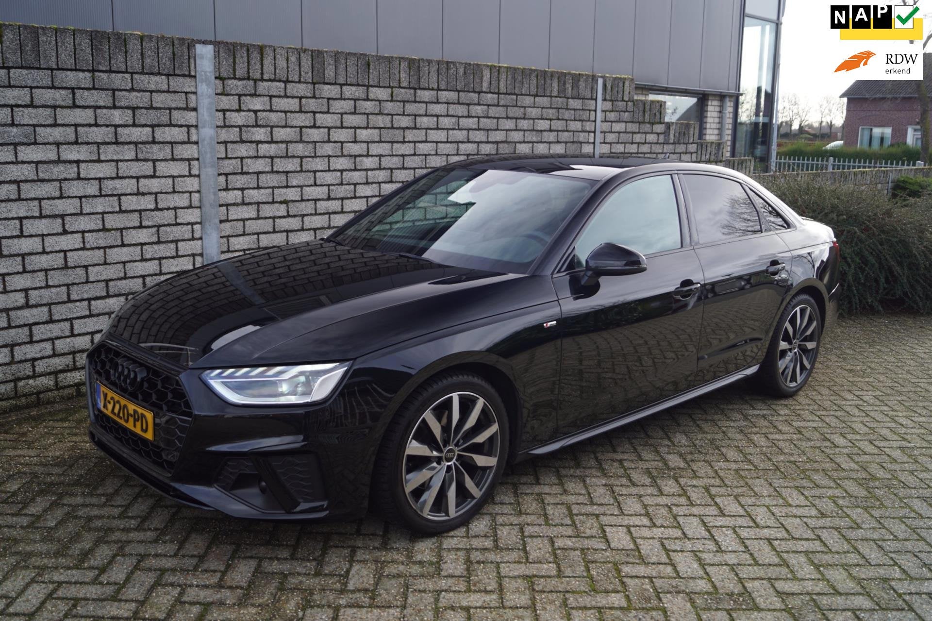 Audi A4 Limousine 35 TFSI S Edition Competition Autom Half L, Auto's, Gebruikt, 4 cilinders, Zwart, Sedan