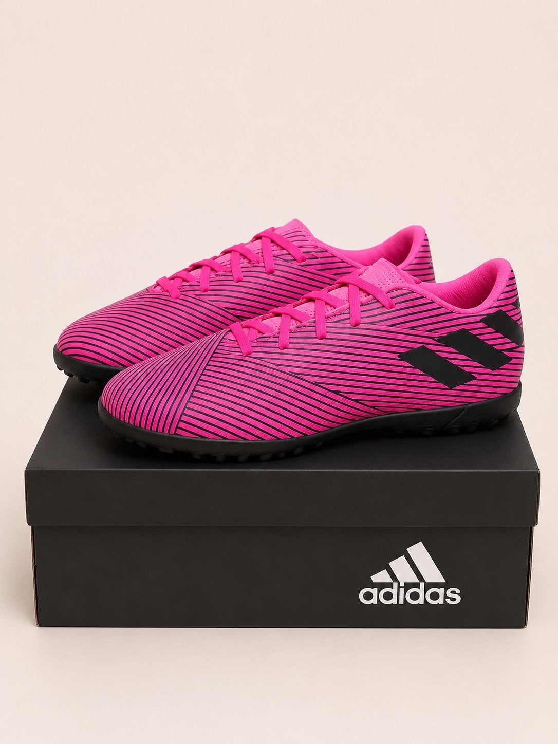 Adidas voetbalschoenen - Roze & Zwart, Maat XS of kleiner, Schoenen, Nieuw, Ophalen of Verzenden