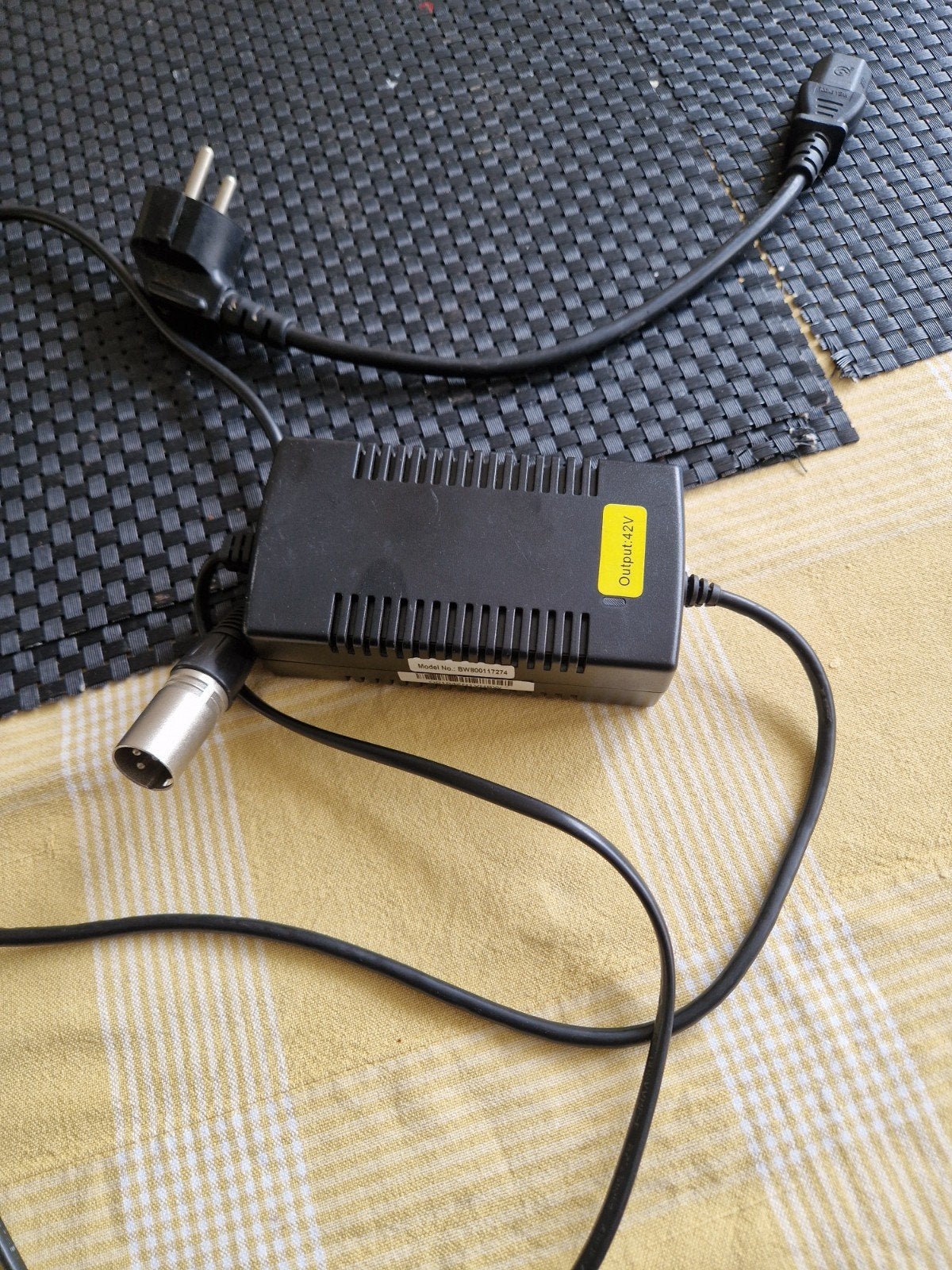 Oplader VHBW  42V 2.2A AC Adapter voor E-bike/Scooter, Ophalen of Verzenden, Gebruikt