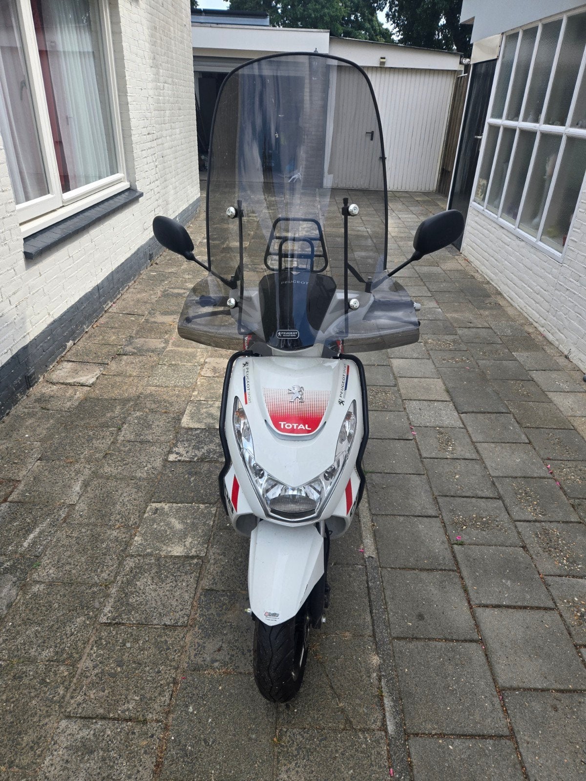 Peugot Kisbee 2021 Kleur, wit/zwart Helmond, Ophalen of Verzenden, Zo goed als nieuw, Benzine, Peugeot