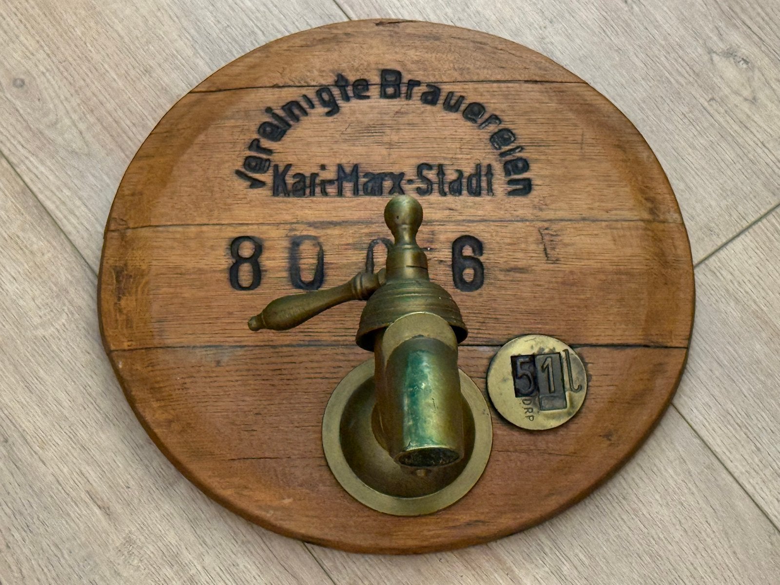Oude bierkraan op eikenhouten vatbodem - Brouwerij decoratie, Ophalen of Verzenden