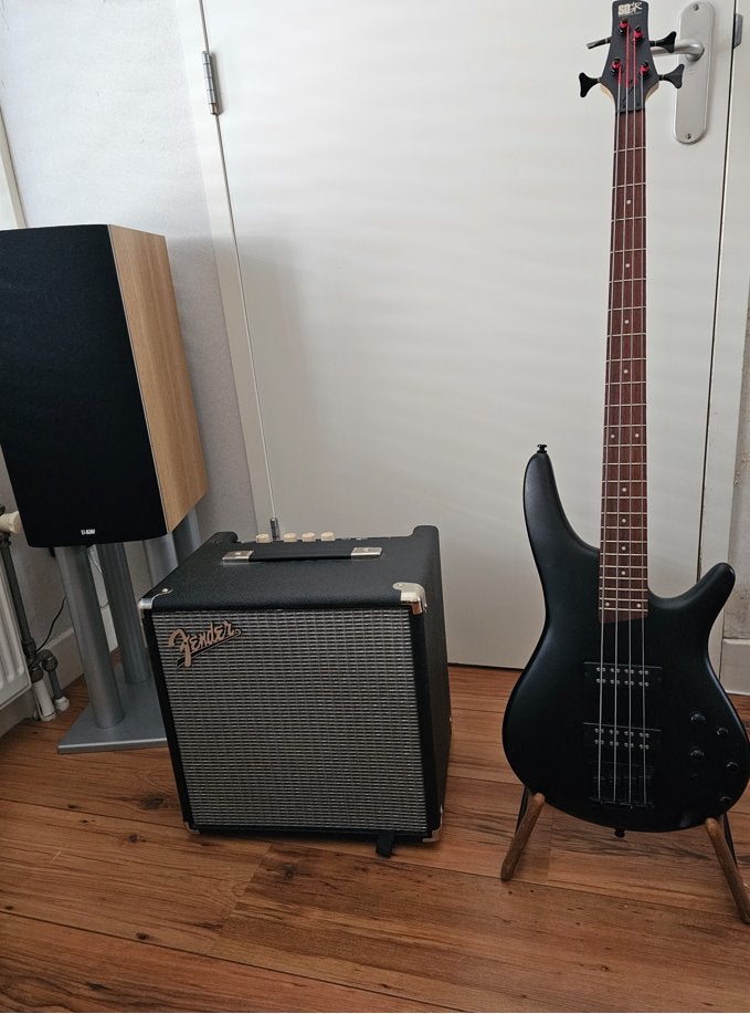 Ibanez SR300EB Basgitaar + Fender versterker in nieuwstaat, Muziek en Instrumenten, Snaarinstrumenten | Gitaren | Bas, Ophalen