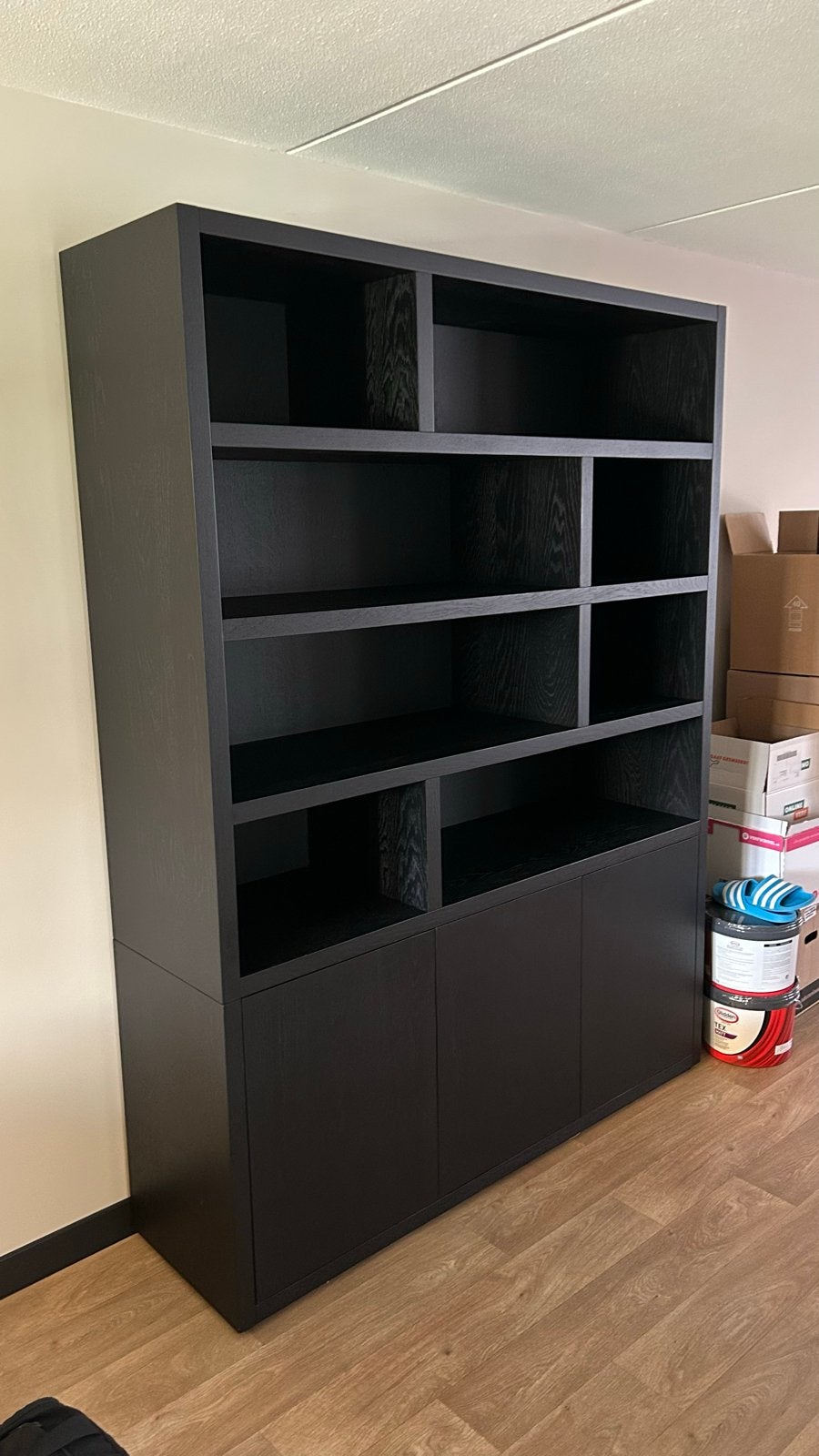 Moderne zwarte boekenkast met deuren en planken, Ophalen, 100 tot 150 cm, Zo goed als nieuw, 150 tot 200 cm
