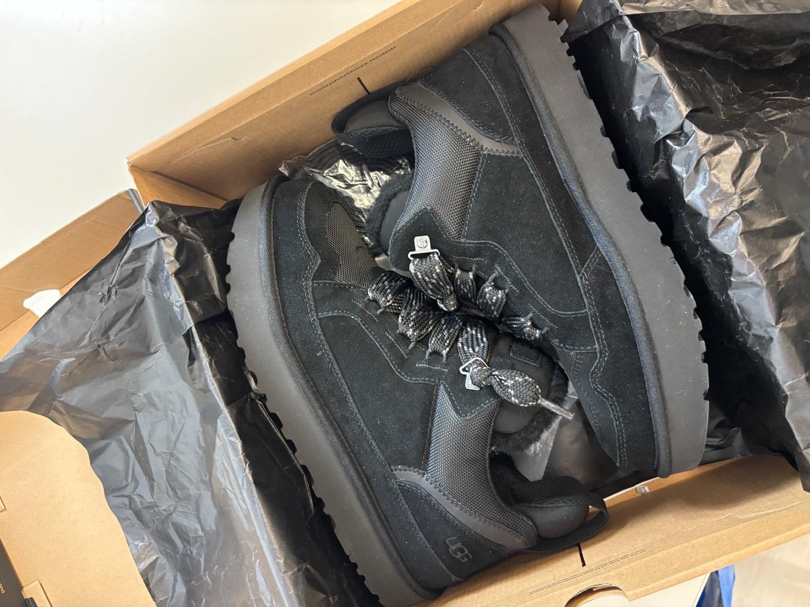Nieuwe UGG Lowmel Black Zwart 43, -, Zwart, Nieuw, Ophalen of Verzenden