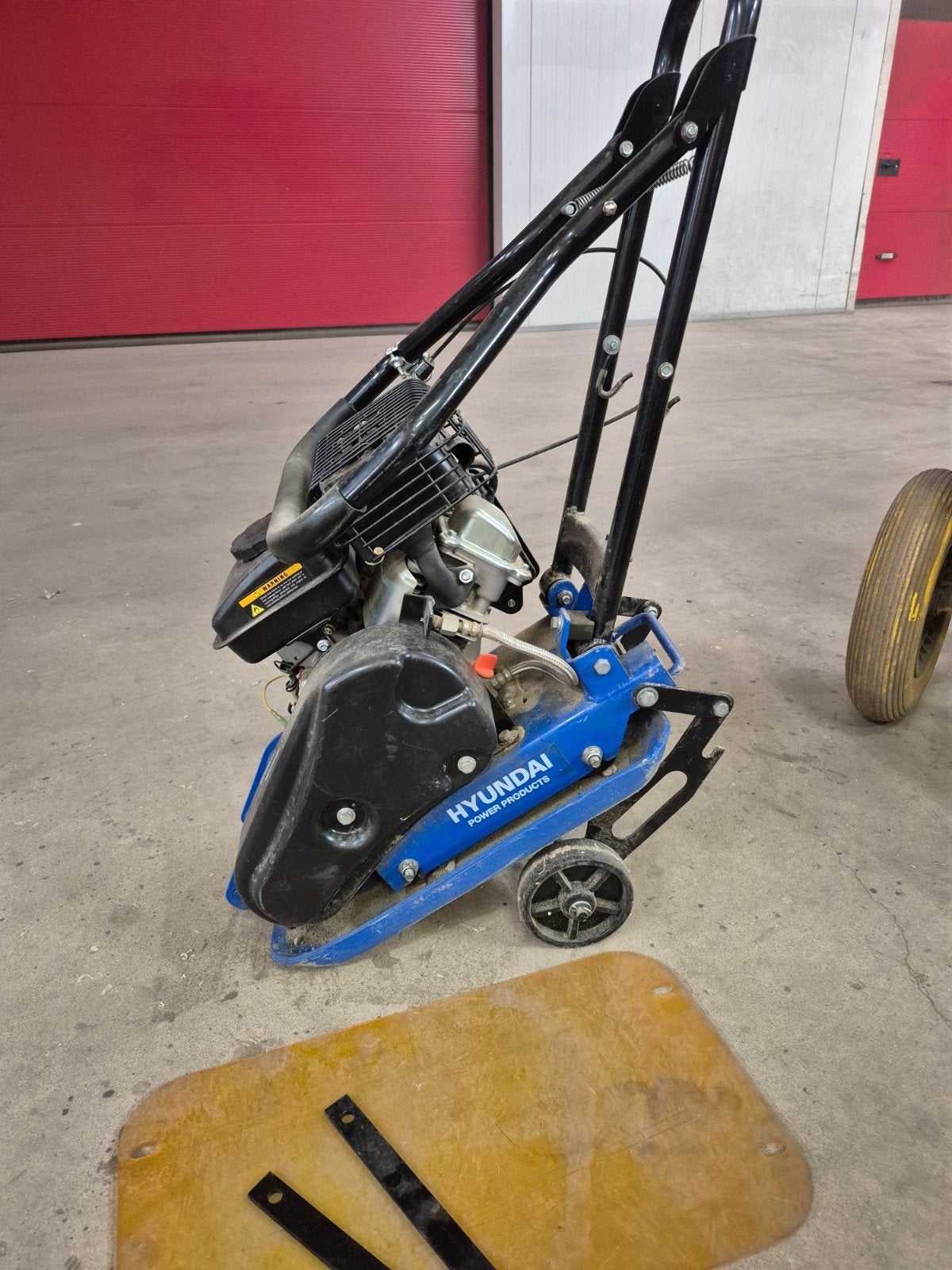 HBM Trillerplaat Hyundai 2.8HP - Krachtig en Compact, Doe-het-zelf en Verbouw, Gereedschap | Overige machines, Ophalen