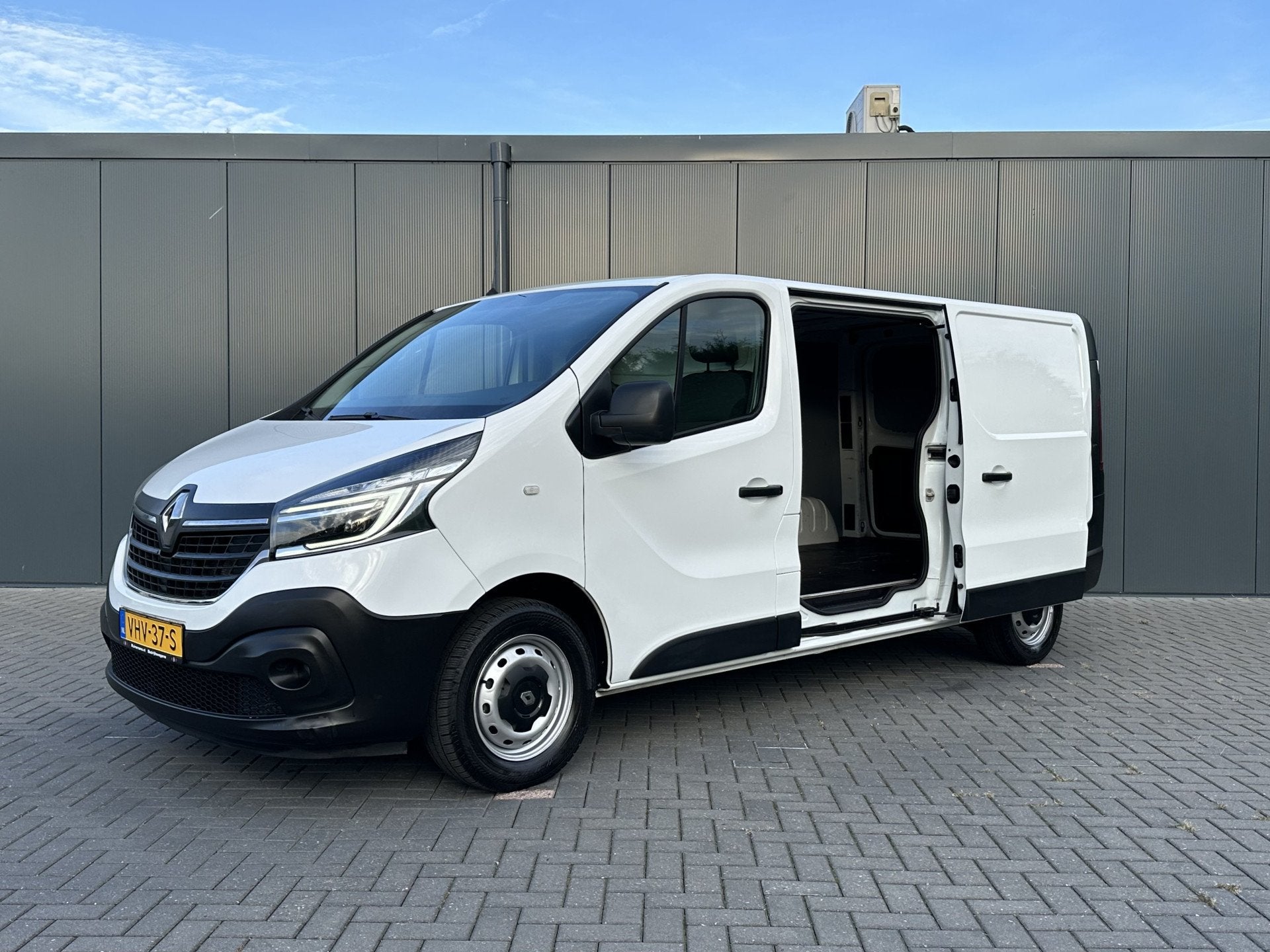 Renault Trafic 2.0 dCi 120 PK / L2H1 / 1e EIG / DUBBELE SCHU, Voorwielaandrijving, Gebruikt, 4 cilinders, 2000 kg