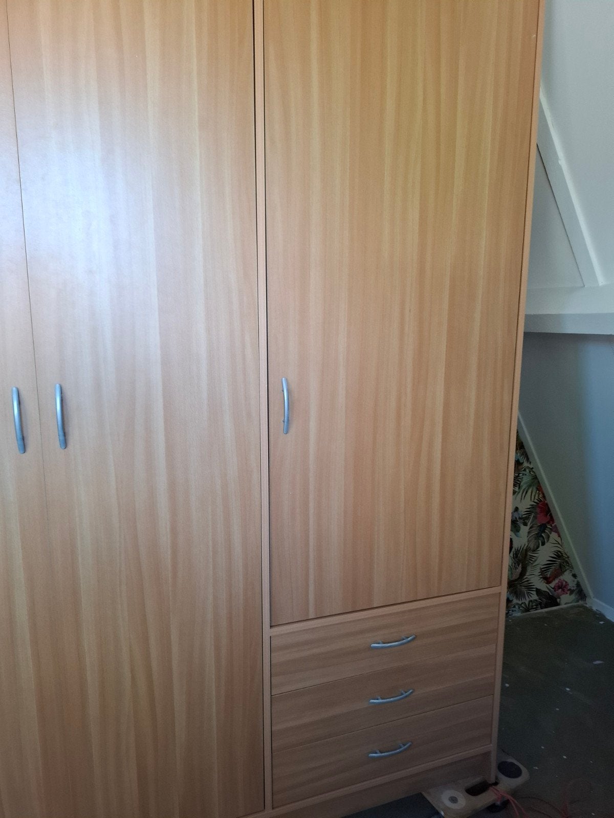Foto 2 van Ruime kledingkast met planken, hangruimte en lades