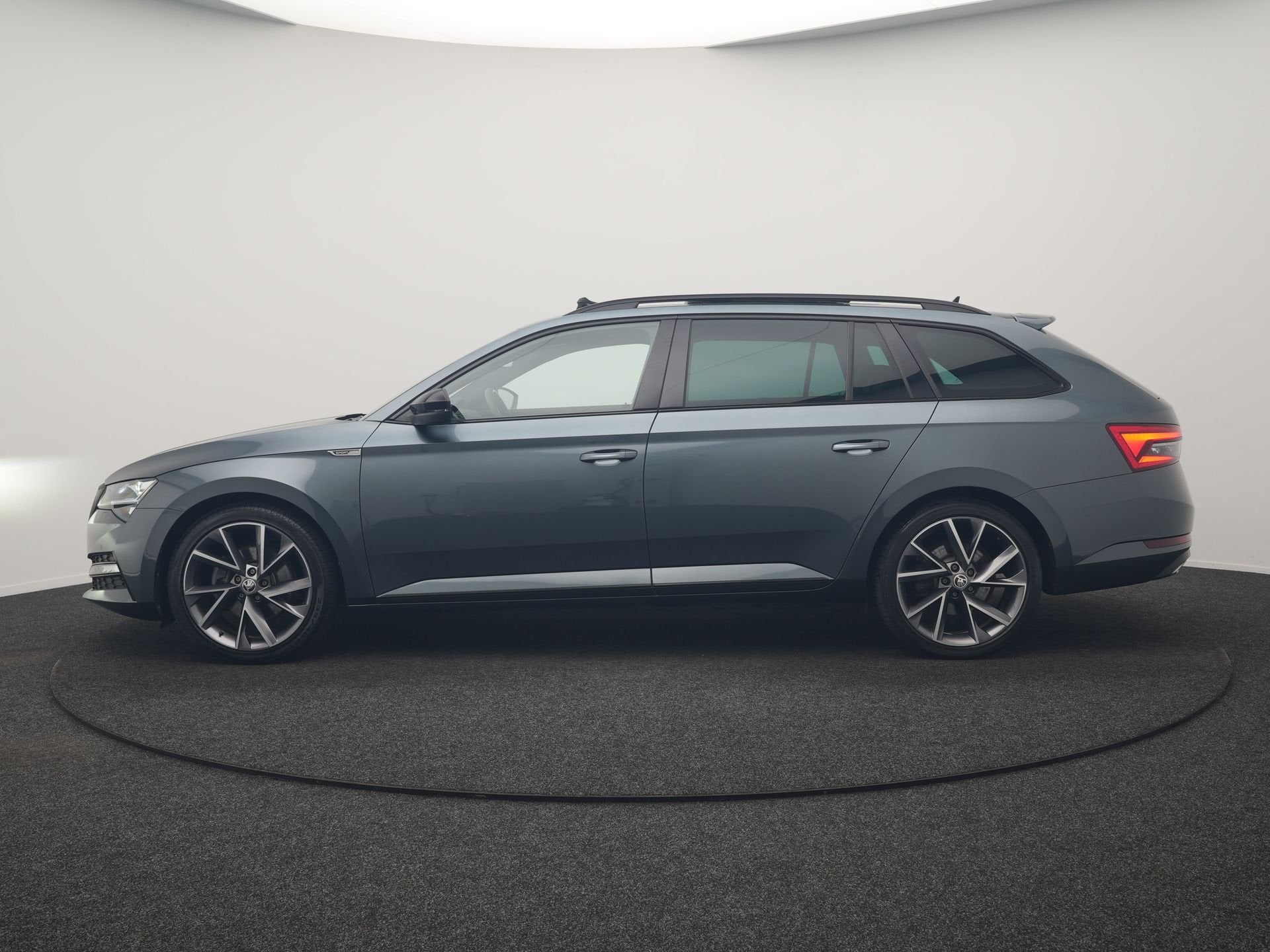 Skoda Superb Combi 1.4 TSI iV Sportline Business PHEV 218pk, Auto's, Dealer onderhouden, Gebruikt, Zwart, 4 cilinders