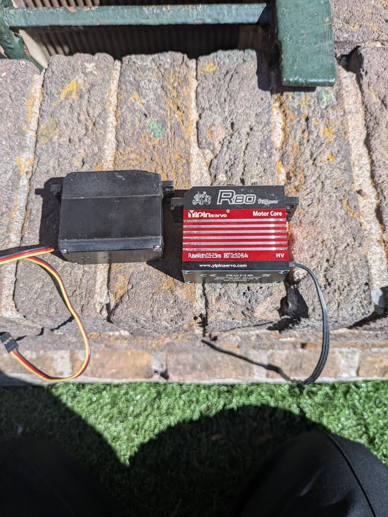 2 Grote Servos voor RC Voertuigen - Hitec en YIPINSERVO, Ophalen of Verzenden