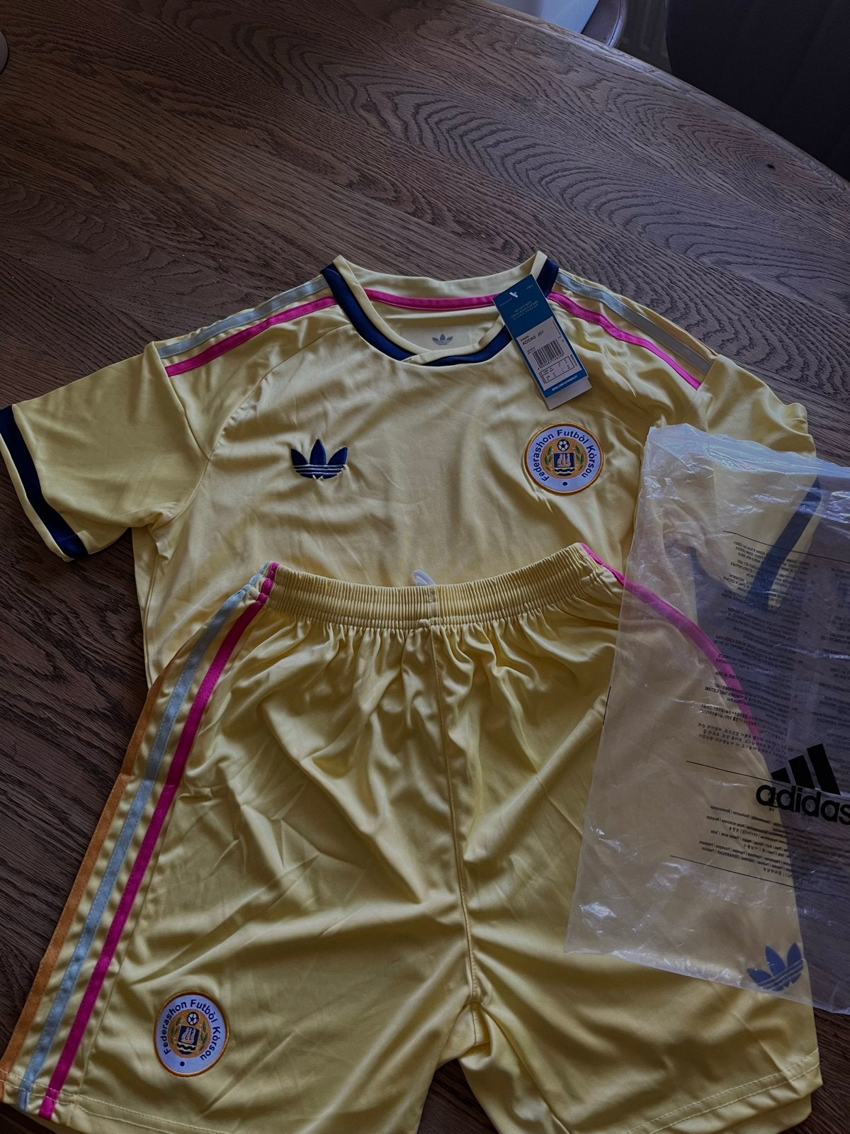 Adidas Federashon Futbòl Kòrsou Voetbaltenue Maat S, Geel, Nieuw, Ophalen of Verzenden, Voetbal