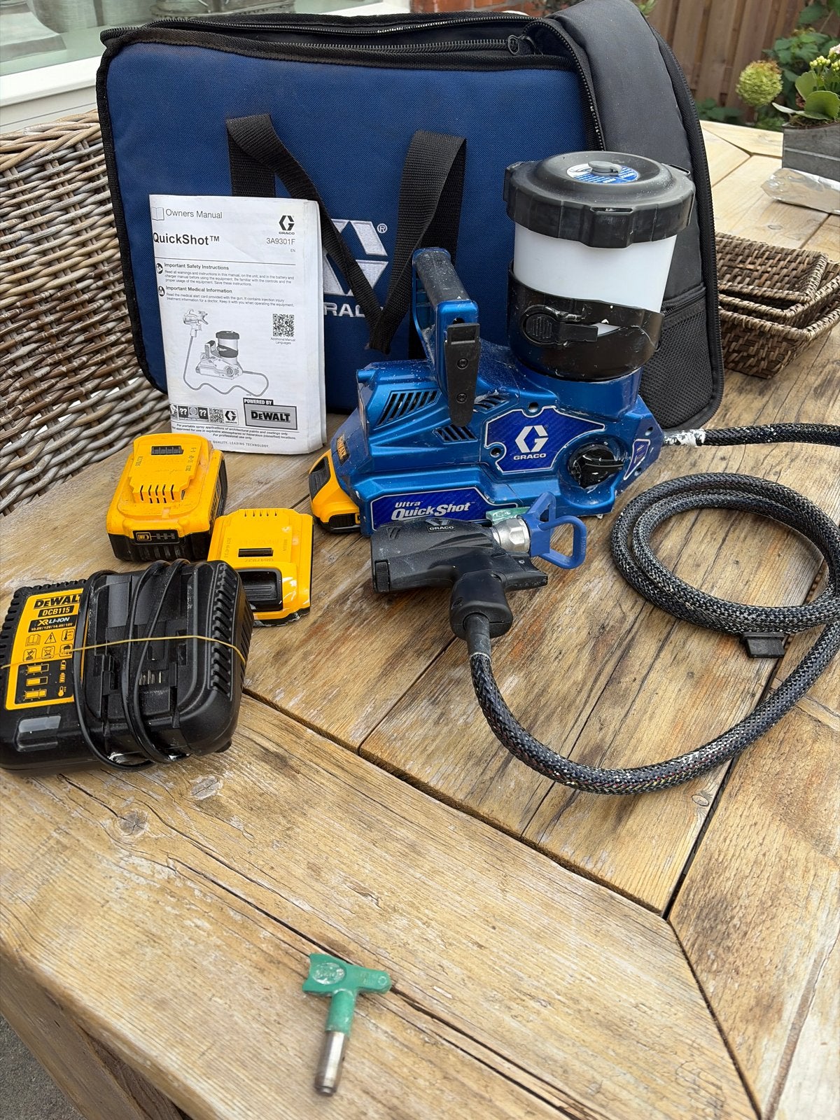 Graco QuickShot Verfspuit met Dewalt Accu's en Lader, Ophalen, Zo goed als nieuw, Verfspuit of Verfpomp