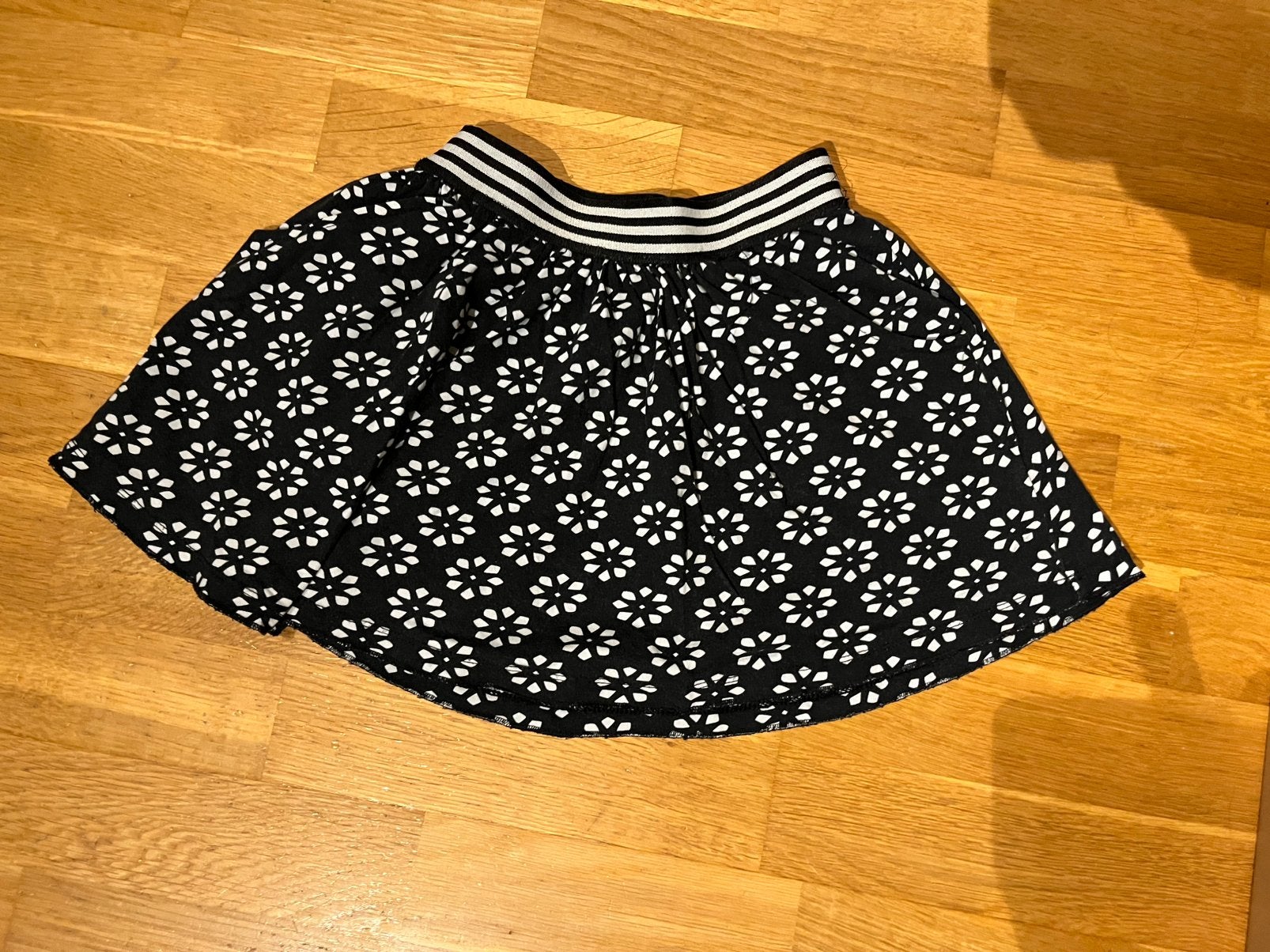 Zwarte rok met witte details van mimpi maat 122, Kinderen en Baby's, Kinderkleding | Maat 122, Ophalen of Verzenden, Zo goed als nieuw