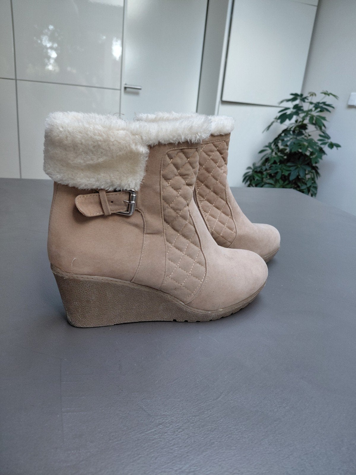 Beige enkellaarzen met bont en sleehak, Atmosphere, Beige, Lage of Enkellaarzen, Ophalen of Verzenden
