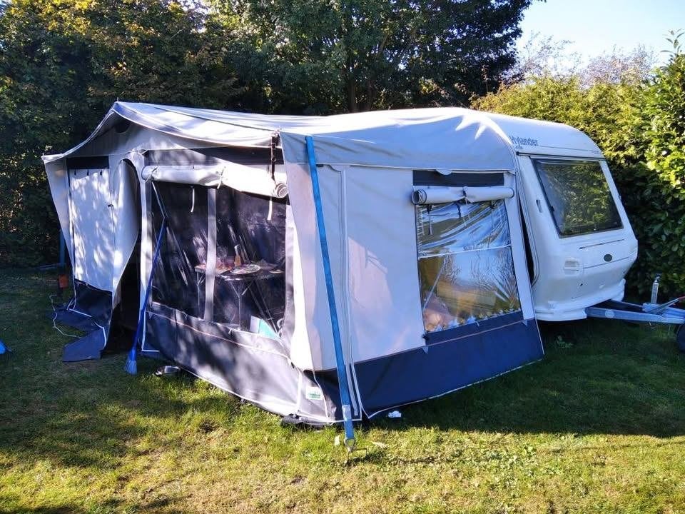 Nette Hylander Provence 440 met z.g.a.n voortent, Caravans en Kamperen, Caravans, Overige merken, 2 aparte bedden, Treinzit, 750 - 1000 kg
