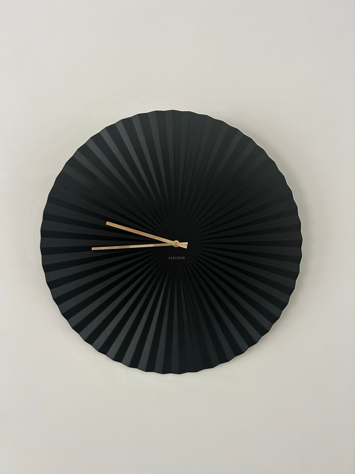 Karlsson Wandklok Zwart met Goudkleurige Wijzers (49 cm), Ophalen, Gebruikt, Wandklok