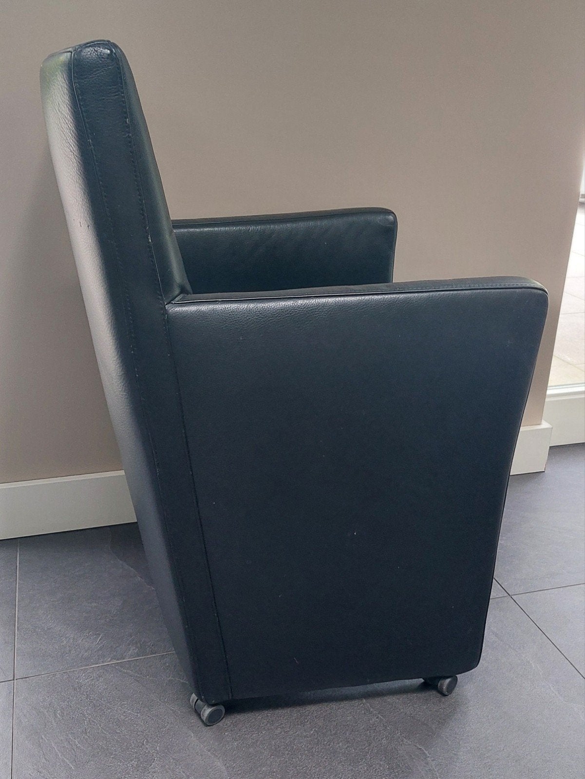 4 Zwarte Leren Eetkamerstoelen op Wieltjes, Ophalen, Gebruikt, Zwart, Leer