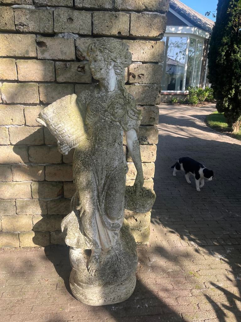 Vintage stenen tuinfontein beeld van vrouw met mand, Tuin en Terras, Ophalen, Gebruikt, Steen, Mensenbeeld