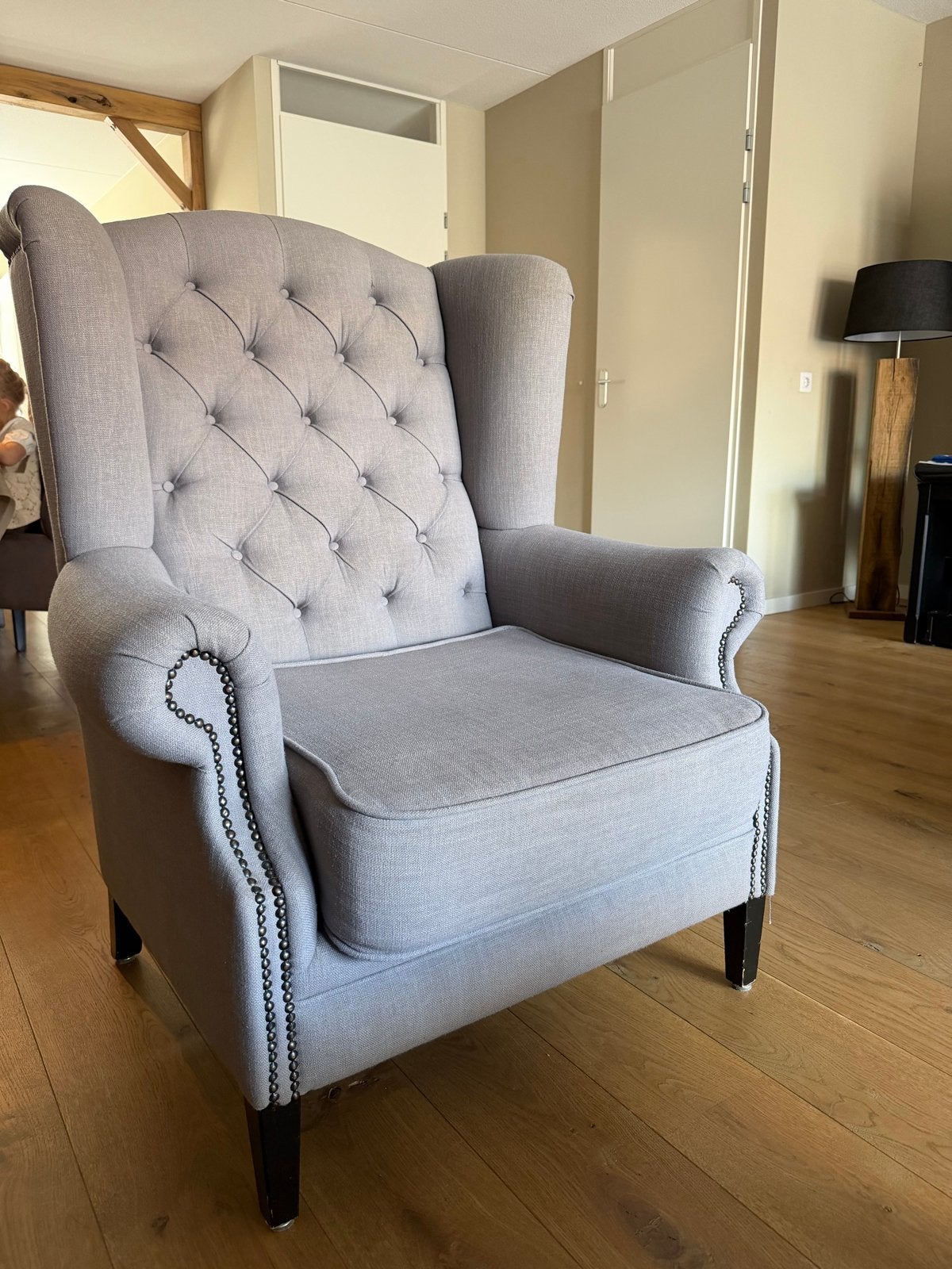 Stijlvolle Grijze Chesterfield stijl Fauteuil met Nagels, Ophalen, Gebruikt, 75 tot 100 cm, 75 tot 100 cm