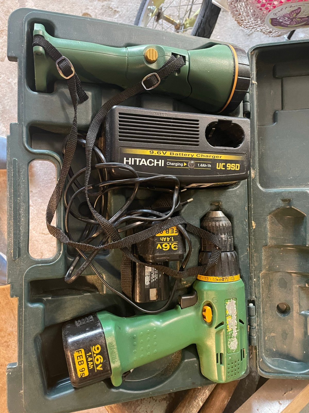 Hitachi Accuboormachine met Zaklamp en Oplader, Ophalen, Gebruikt, Minder dan 400 watt, Boor- en Schroefmachine