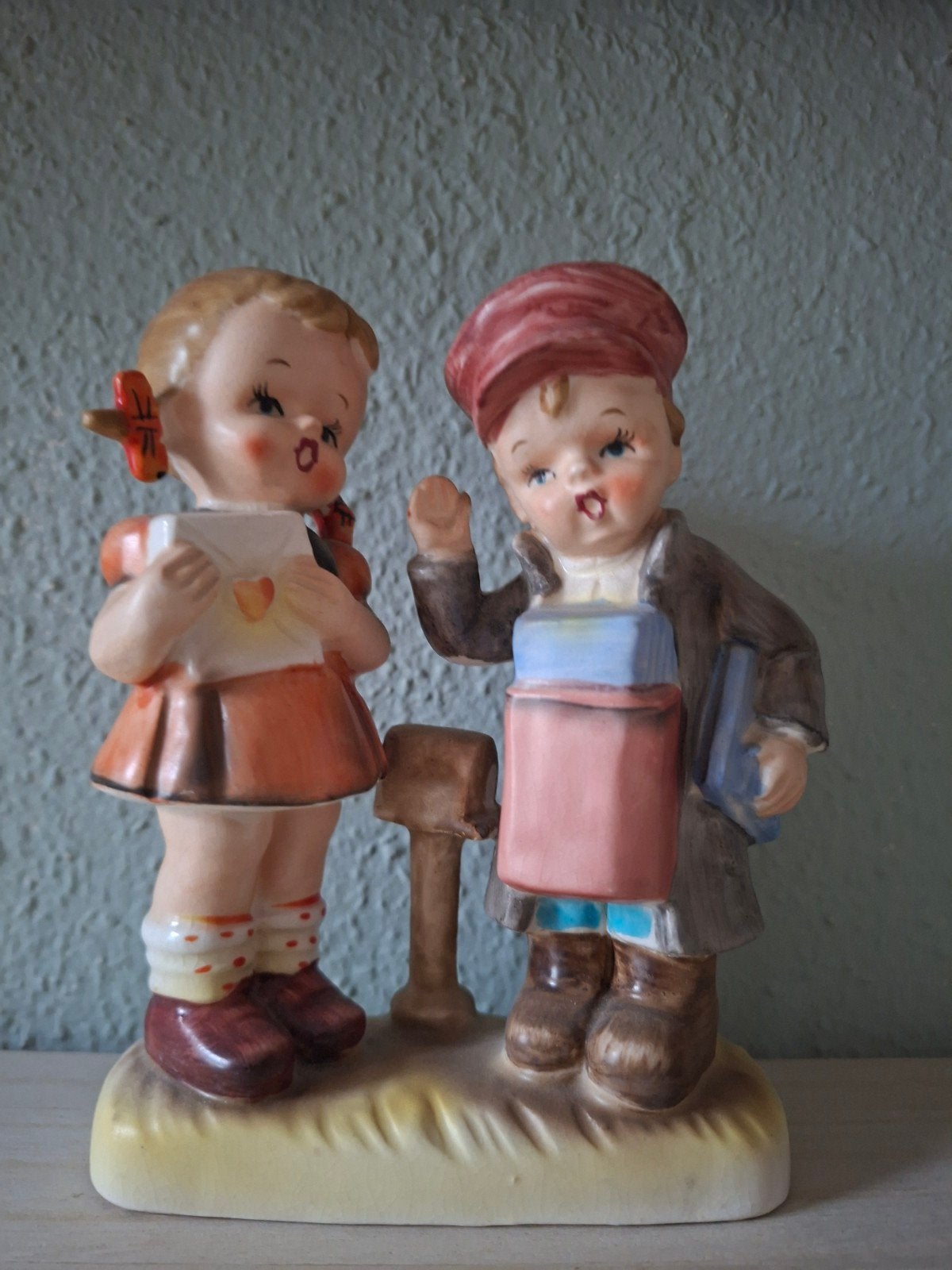 Vintage beeldje: Jongen en meisje met post, Ophalen of Verzenden