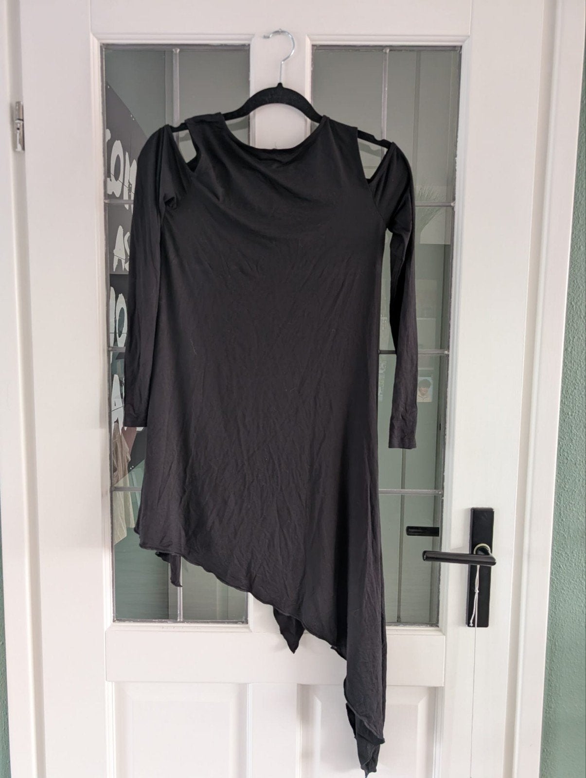 Killstar asymmetrische jurk met open schouders, Kleding | Dames, Zwart, Ophalen of Verzenden, Zo goed als nieuw, Onder de knie