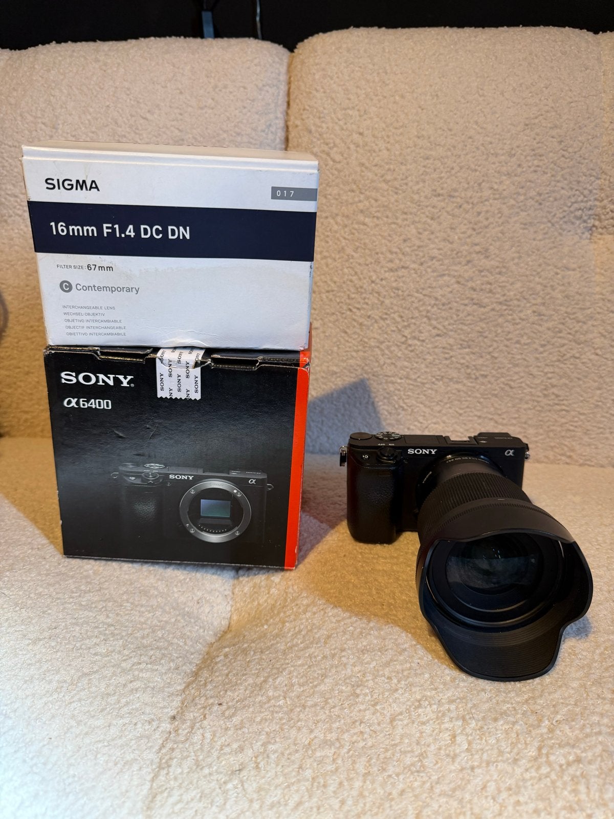 Sony Alpha A6400 met Sigma 16mm F1.4 DC DN lens, Ophalen, Kantelbaar/draaibaar scherm, Zo goed als nieuw, Accu