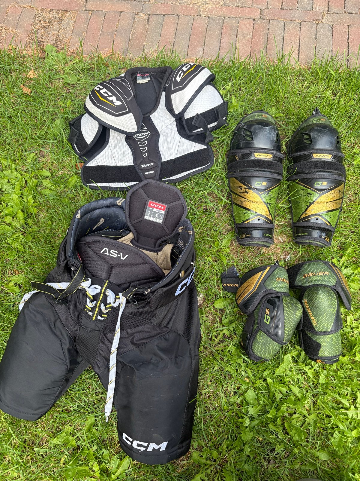 ijshockeyuitrusting - Junior Medium, Sport en Fitness, IJshockey, Ophalen of Verzenden, Gebruikt, Bescherming