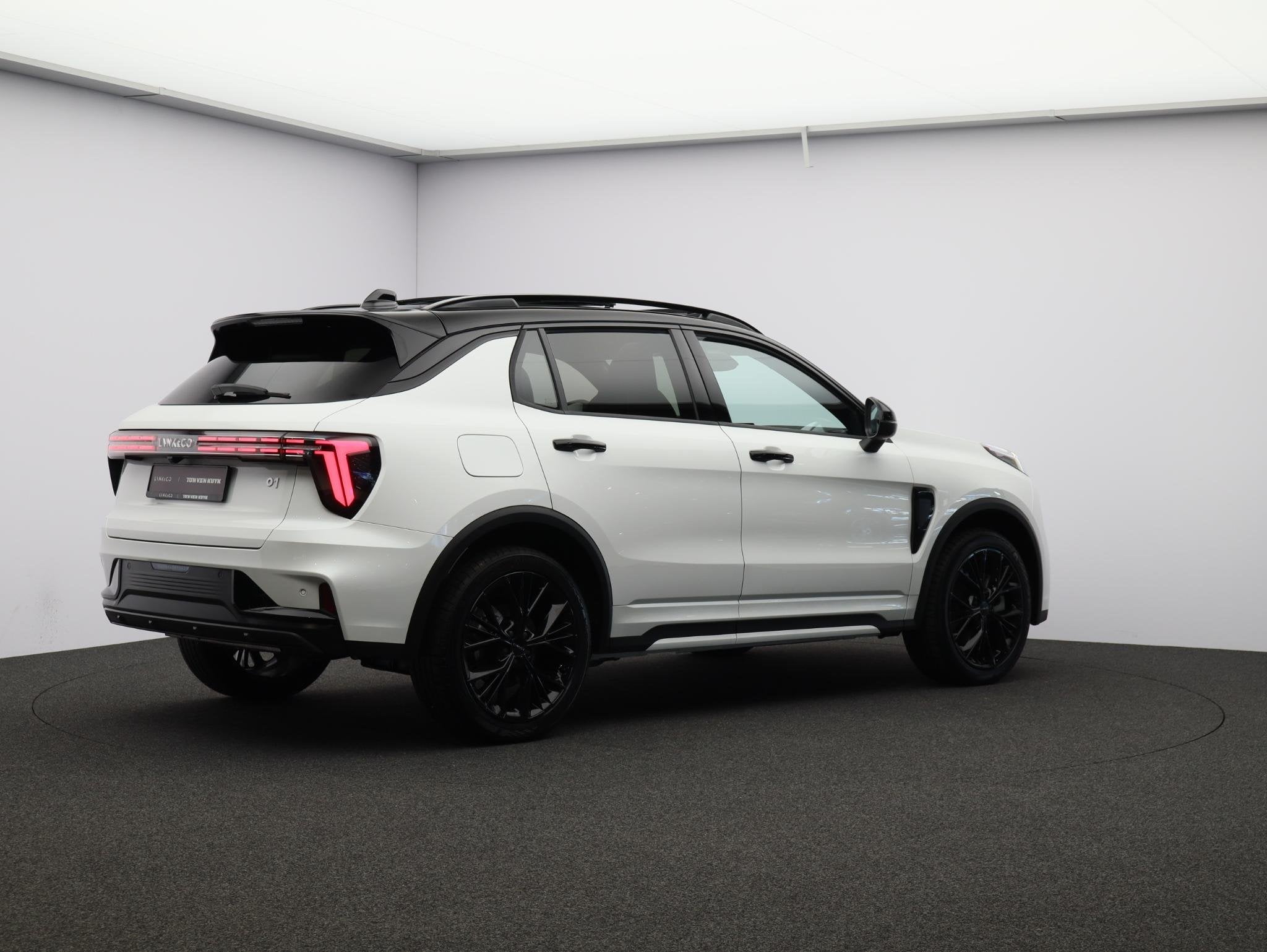 Lynk & Co 01 1.5 More VOORRAADACTIE! € 47145.- VOOR € 42, 4 cilinders, 1898 kg, Wit, Plug-in hybride