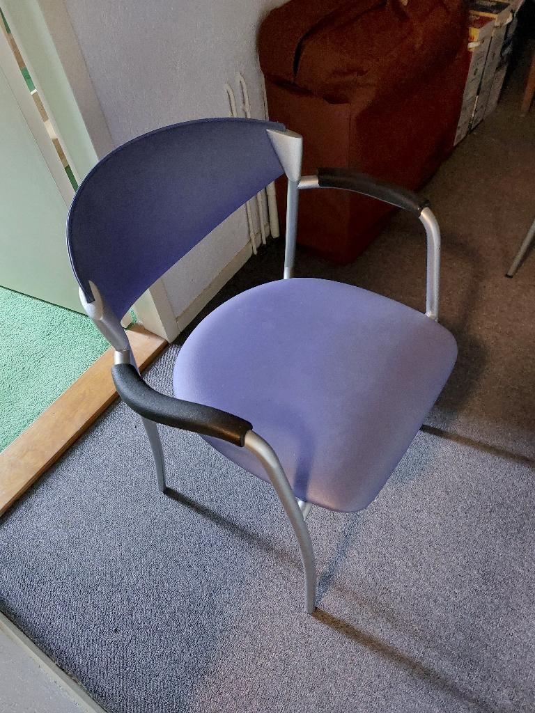 4 gryze metalen stoelen met blauwe kunsstof, Ophalen, Blauw, Zo goed als nieuw, Vier