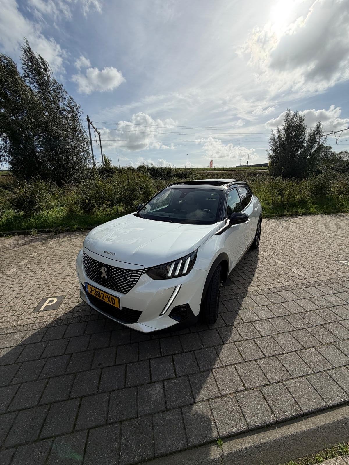Peugeot 2008 EV 50kWh 136pk 2020 Wit, Auto's, Parkeerassistent, Wit, Origineel Nederlands, Elektrisch