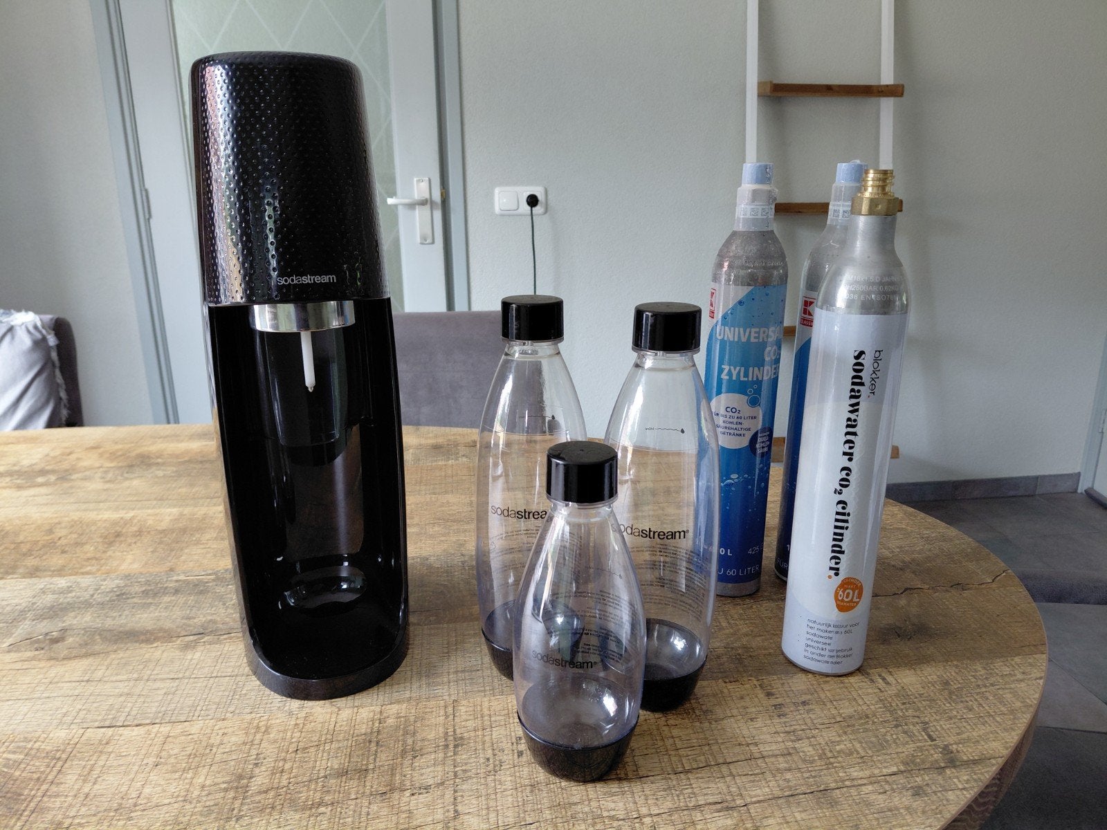 Sodastream met 3 flessen en 2 CO2 cilinders, Witgoed en Apparatuur, Ophalen of Verzenden, Gebruikt