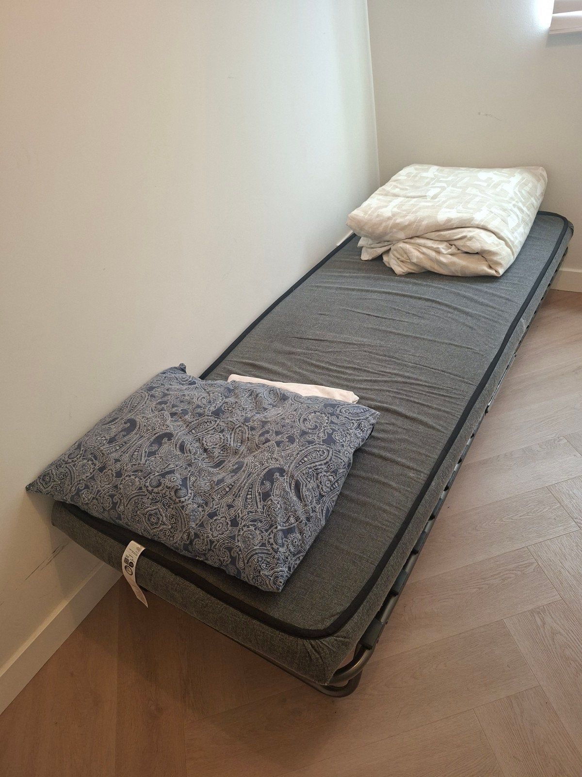 Opvouwbaar logeerbed met matras - grijs, Ophalen, Gebruikt, Eenpersoons, Praktisch