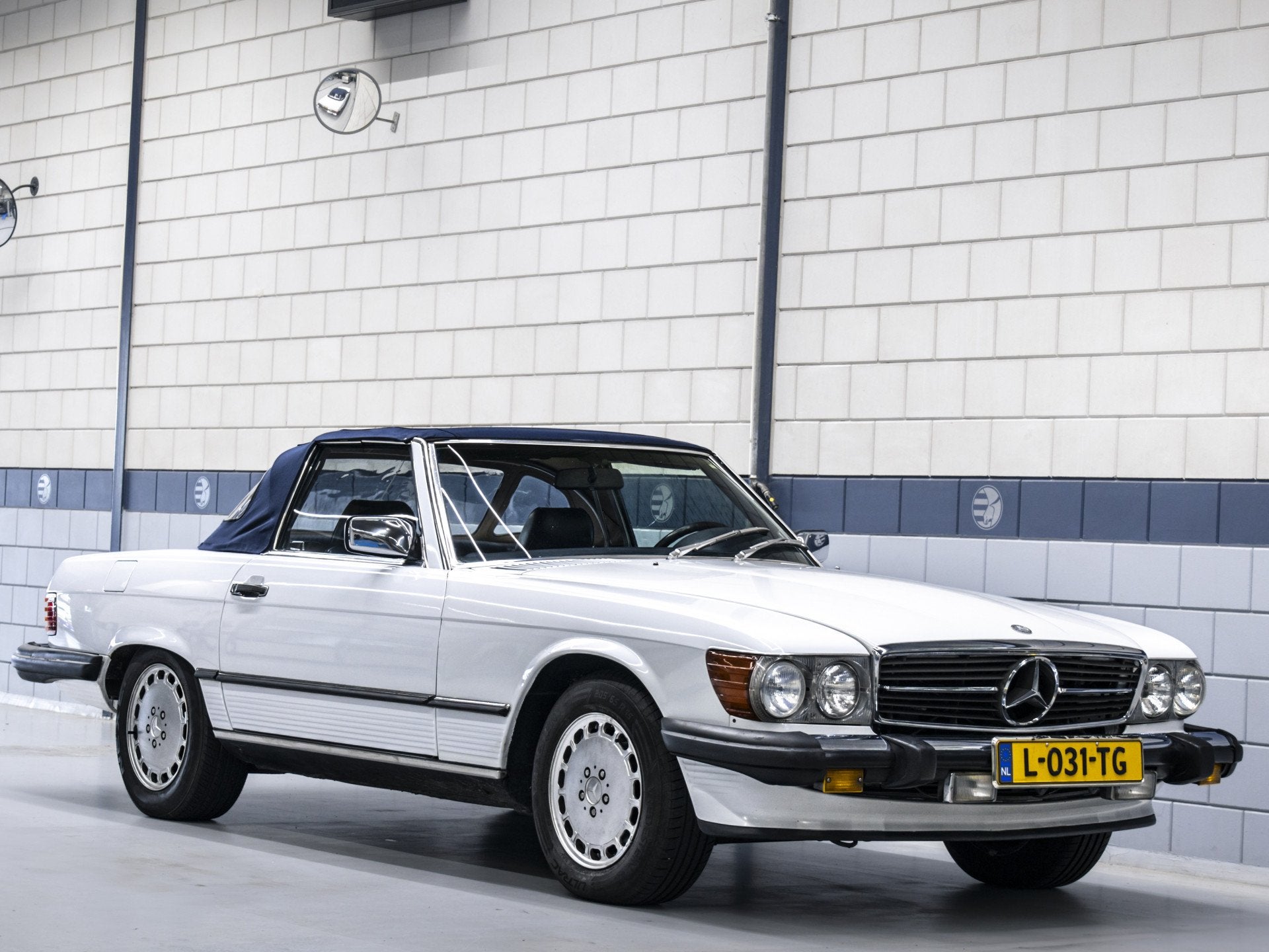 Mercedes-Benz 560SL Cabrio | Gereviseerd (bj 1986), Auto's, Oldtimers, Automaat, 228 pk, Cabriolet, Wit