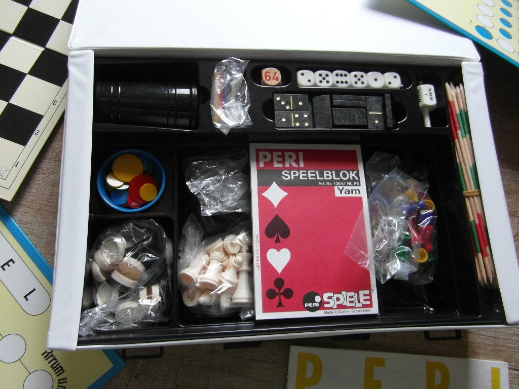 Witte koffer Peri spellen, Hobby en Vrije tijd, Gezelschapsspellen | Bordspellen, Vijf spelers of meer, Ophalen of Verzenden, Zo goed als nieuw