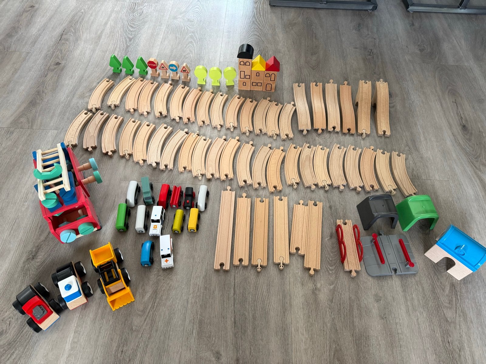 Grote set houten treinbaan met voertuigen en accessoires, Ophalen of Verzenden, Gebruikt, Overige typen
