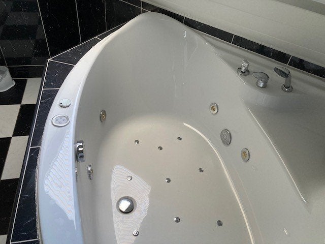 Hoekbad 150x150 cm met 20 jets, douchekop en luchtpomp, Ophalen, Gebruikt, Bad