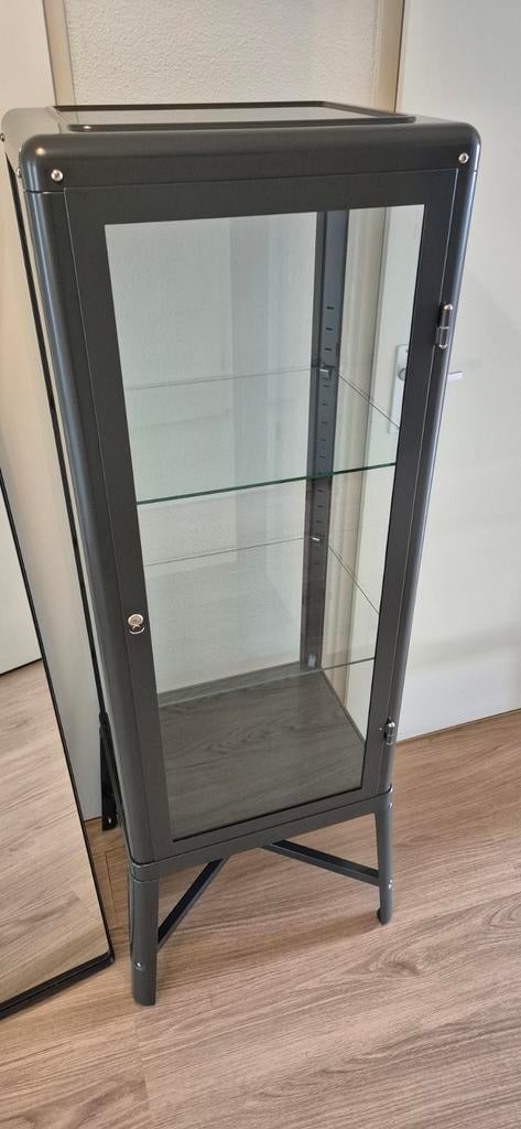 Vitrinekast IKEA FABRIKÖR, donkergrijs, 57x150 cm., Huis en Inrichting, Kasten | Vitrinekasten, Ophalen, Met plank(en), 50 tot 100 cm