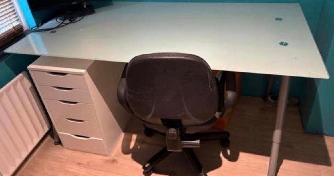 Bureau met bureaustoel, Huis en Inrichting, Bureaus, Ophalen, Zo goed als nieuw