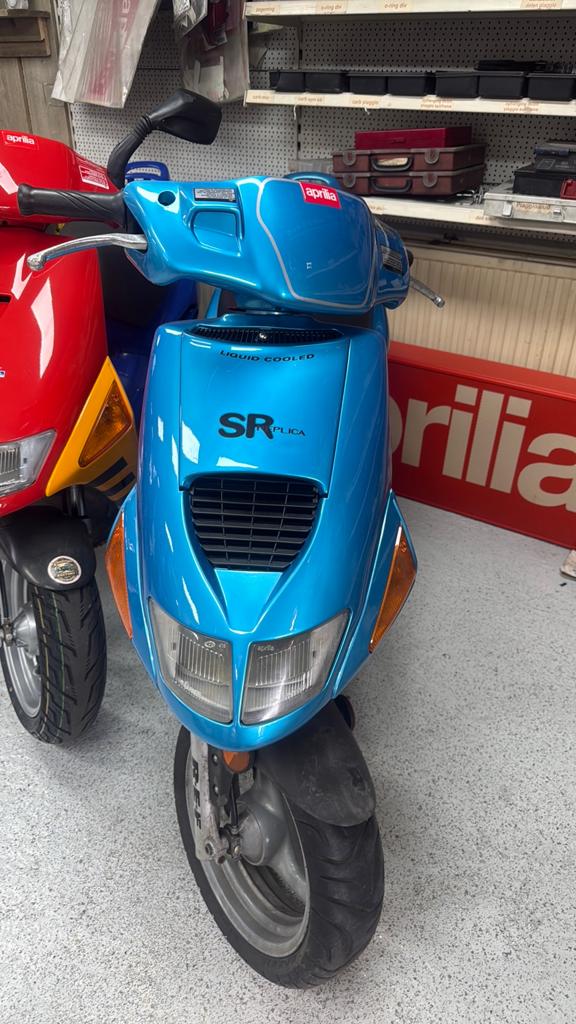 Nette aprilia sr50 lc replica romboni max biaggi, Fietsen en Brommers, Scooters | Aprilia, Ophalen, Zo goed als nieuw, Benzine