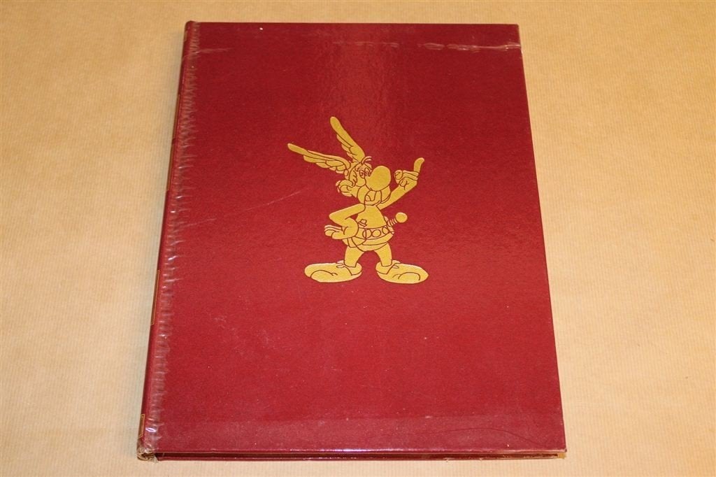 Asterix De Galliër — 4 Klassieke Verhalen In 1 Band, Eén stripboek, Ophalen of Verzenden, Gelezen