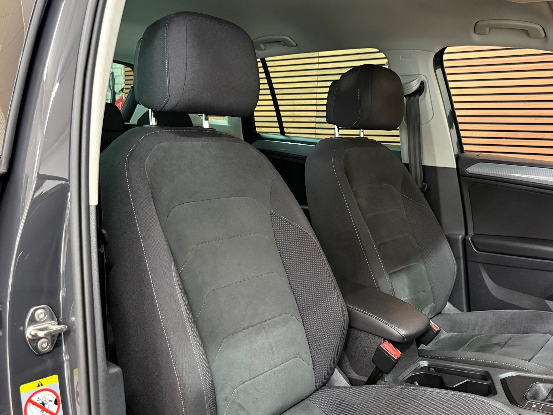 Volkswagen TIGUAN 1.4 TSI eHybrid R-Line Business+ | Black S, Stof, 4 cilinders, 150 pk, Hybride Elektrisch/Benzine